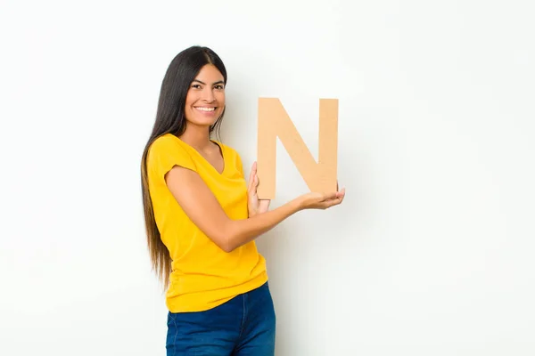 Ung Latinsöt Kvinna Upphetsad Glad Glad Håller Bokstaven Alfabetet För — Stockfoto