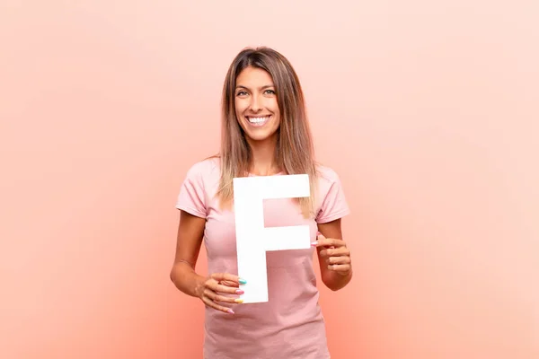 Junge Hübsche Frau Aufgeregt Glücklich Freudig Und Hält Den Buchstaben — Stockfoto