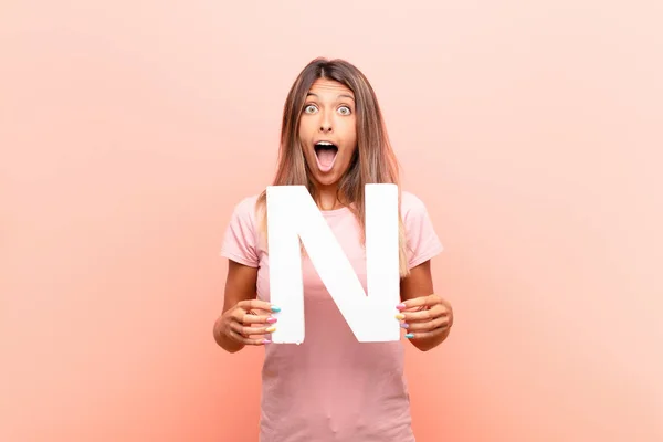 Junge Hübsche Frau Überrascht Schockiert Erstaunt Indem Sie Den Buchstaben — Stockfoto