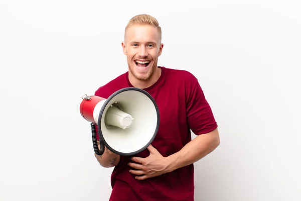 Jonge Blonde Man Lachen Hardop Een Hilarische Grap Gelukkig Vrolijk — Stockfoto