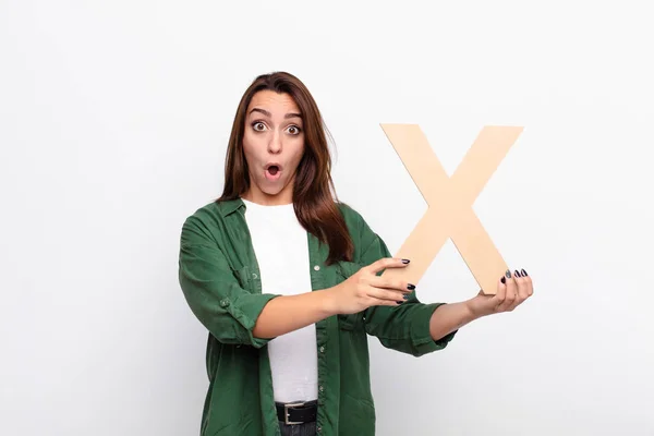 Young Pretty Woman Surprised Shocked Amazed Holding Letter Alphabet Form — Stock Photo, Image