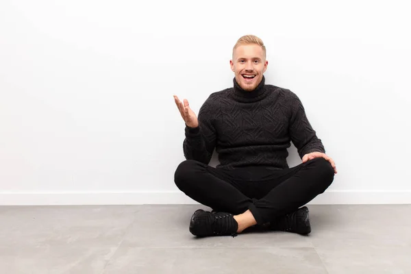 Junger Blonder Mann Der Sich Glücklich Überrascht Und Fröhlich Fühlt — Stockfoto