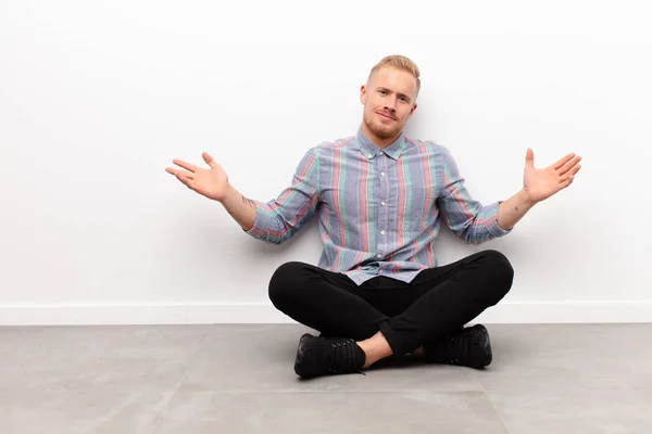 Junger Blonder Mann Der Glücklich Arrogant Stolz Und Selbstzufrieden Aussieht — Stockfoto