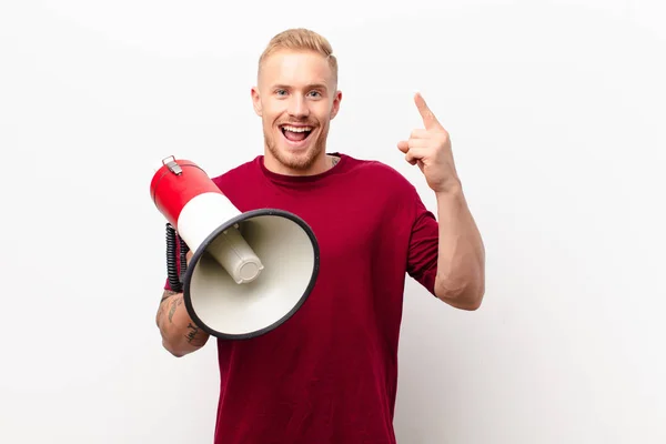 Jonge Blonde Man Voelt Zich Als Een Gelukkig Opgewonden Genie — Stockfoto