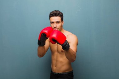 Boks eldivenli genç bir Arap. spor konsepti