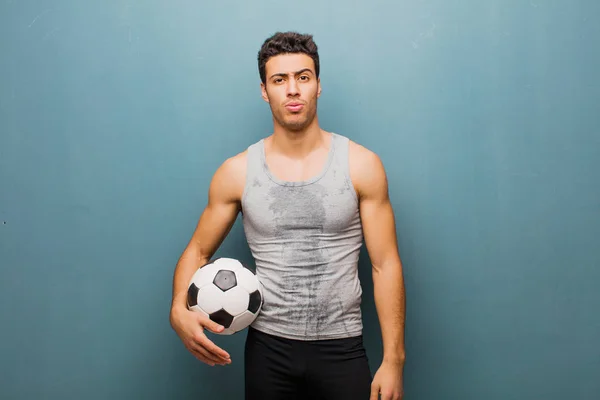 Jovem homem árabe com uma bola de futebol. conceito de desporto — Fotografia de Stock