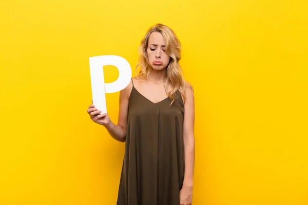 Młoda Blondynka Smutna Przygnębiona Nieszczęśliwa Trzymając Literę Alfabetu Tworząc Słowo — Zdjęcie stockowe