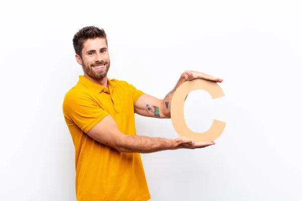 Tânăr Bărbat Chipeș Entuziasmat Fericit Bucuros Ținând Litera Alfabetului Pentru — Fotografie, imagine de stoc