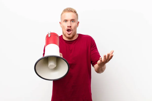 Jonge Blonde Man Open Mond Verbaasd Geschokt Verbaasd Met Een — Stockfoto