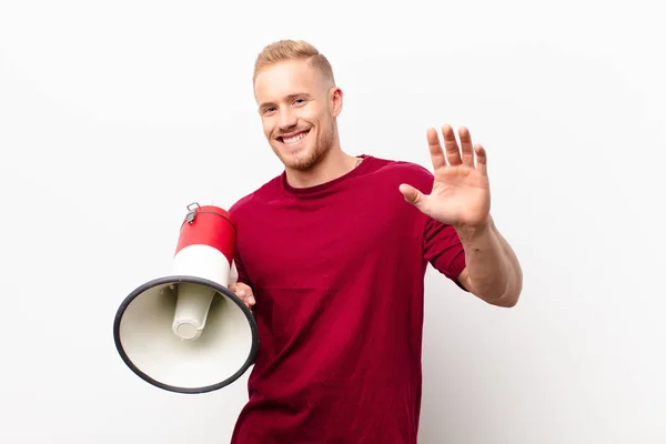 Jonge Blonde Man Glimlacht Vrolijk Vrolijk Zwaaiende Hand Verwelkomen Groeten — Stockfoto