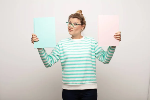 Joven Latina Bonita Mujer Contra Pared Plana Con Libros Concepto —  Fotos de Stock