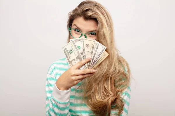 Joven Latina Bonita Mujer Contra Pared Plana Con Billetes Dólar — Foto de Stock