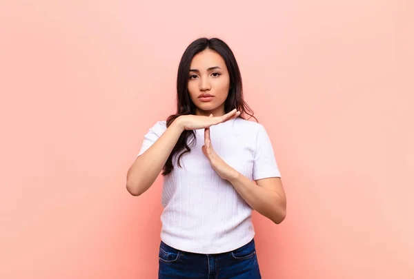 Jovem Latina Bonita Mulher Olhando Sério Popa Irritado Descontente Fazendo — Fotografia de Stock