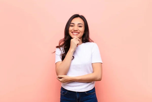 Jong Latijn Mooi Vrouw Glimlachen Genieten Van Het Leven Gelukkig — Stockfoto