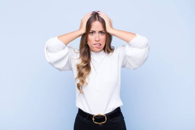 Genç, güzel, İspanyol bir kadın hayal kırıklığına uğramış ve sıkılmış hissediyor. Başarısızlıktan bıkmış ve bıkmış. Mavi duvara karşı sıkıcı görevlerden bıkmış.