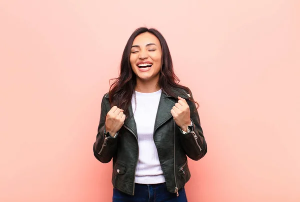 Jong Latijn Mooi Vrouw Schreeuwen Triomfantelijk Lachen Zich Gelukkig Opgewonden — Stockfoto