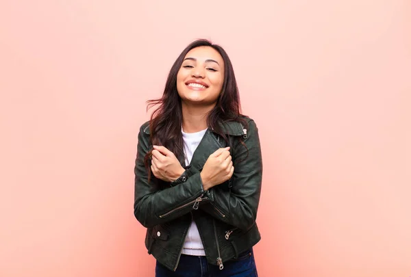 Jovem Latina Bonita Mulher Sorrindo Alegremente Celebrando Com Punhos Apertados — Fotografia de Stock