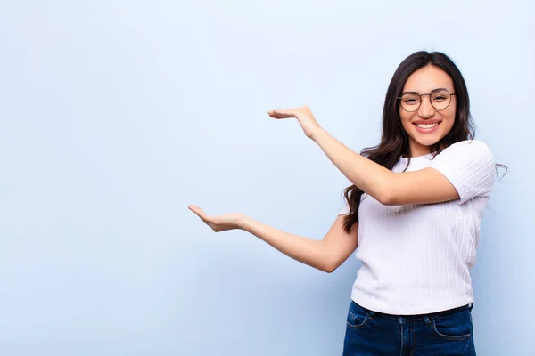 Joven Latina Bonita Mujer Sonriendo Sintiéndose Feliz Positiva Satisfecha Sosteniendo —  Fotos de Stock