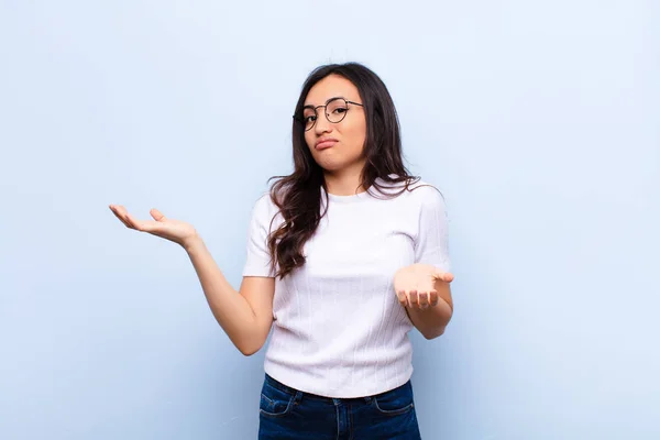 Jong Latijn Mooie Vrouw Kijken Verbaasd Verward Gestrest Afvragen Tussen — Stockfoto