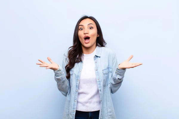Young Latin Pretty Woman Feeling Extremely Shocked Surprised Anxious Panicking — Stock Photo, Image