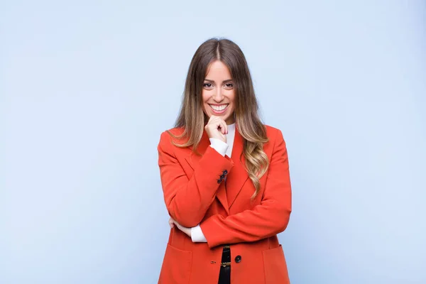 Joven Mujer Bastante Hispana Mirando Feliz Sonriendo Con Mano Barbilla — Foto de Stock