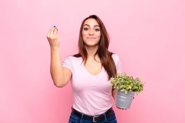 Kapiş ya da para hareketi yaparak, borçlarını ödemeni söyleyerek.!