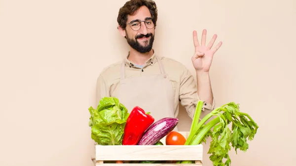 Zelený Obchodník Potravinami Usmívá Vypadá Přátelsky Ukazuje Číslo Čtyři Nebo — Stock fotografie