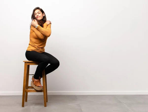 Jonge Mooie Vrouw Glimlachen Met Een Positieve Succesvolle Gelukkige Houding — Stockfoto