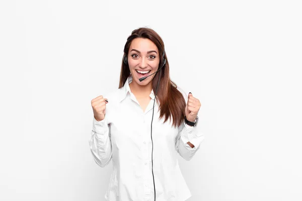 Jonge Mooie Vrouw Voelt Zich Geschokt Opgewonden Gelukkig Lachen Vieren — Stockfoto