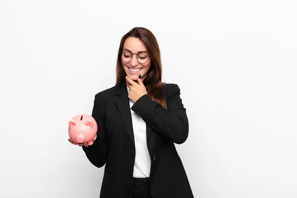 Jovem Empresária Sorrindo Com Uma Expressão Feliz Confiante Com Mão — Fotografia de Stock