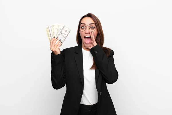 Jovem Empresária Sentindo Feliz Animado Positivo Dando Grande Grito Com — Fotografia de Stock