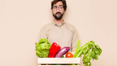 Yeşil bakkal kafası karışmış görünüyor, merak ediyor veya bir sorunu çözmeye çalışıyor ya da düşünüyor.