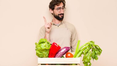 Yeşil bakkal, harika bir fikri fark ettikten sonra parmağını havaya kaldırıp 