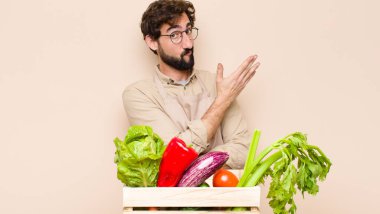 Yeşil bakkal kafası karışık ve bilgisiz hissediyor, şüpheli bir açıklama ya da düşünceyi merak ediyor