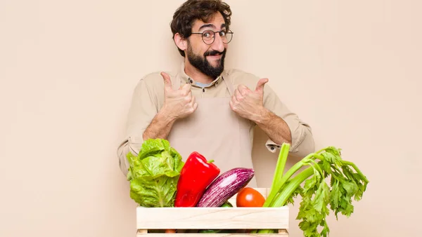 Zelený Potraviny Muž Usmívá Široce Vypadající Šťastný Pozitivní Sebevědomý Úspěšný — Stock fotografie