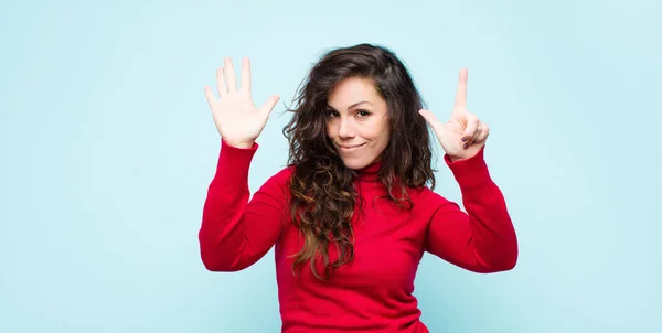 Jonge Mooie Vrouw Glimlachen Kijken Vriendelijk Tonen Nummer Acht Achtste — Stockfoto