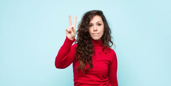 Joven Bonita Mujer Sonriendo Buscando Amigable Mostrando Número Uno Primero — Foto de Stock