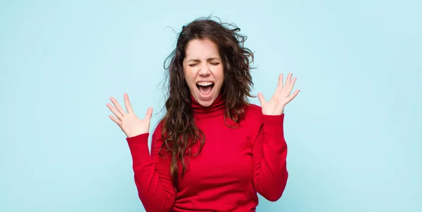 Młoda Piękna Kobieta Wściekle Krzyczy Czuje Się Zestresowany Zdenerwowany Rękami — Zdjęcie stockowe