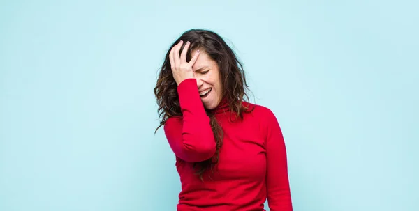 Joven Bonita Mujer Riendo Abofeteando Frente Como Diciendo Doh Olvidé — Foto de Stock