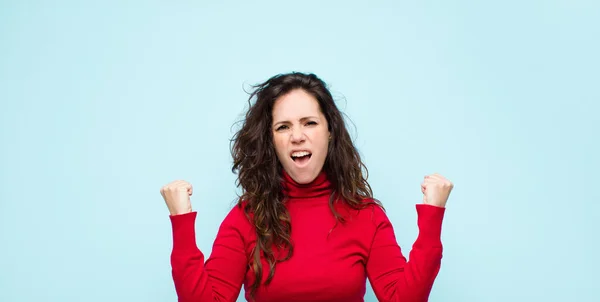 Junge Hübsche Frau Schreit Aggressiv Mit Wütendem Gesichtsausdruck Oder Mit — Stockfoto