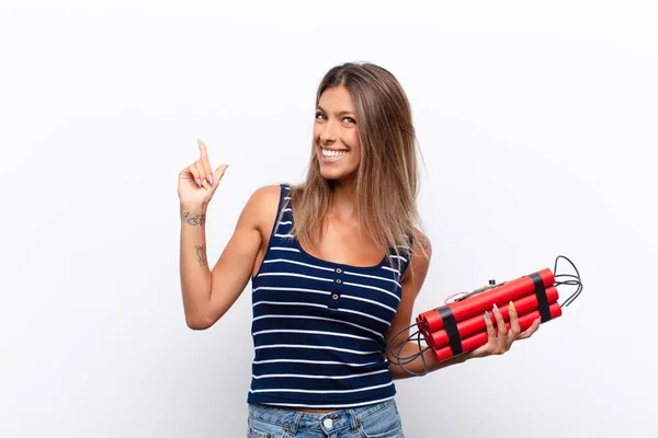 Joven Bonita Mujer Mirando Emocionada Sorprendida Señalando Hacia Lado Hacia — Foto de Stock