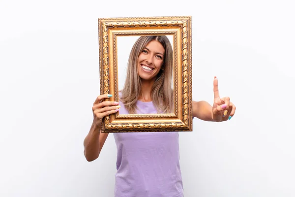 Ung Vacker Kvinna Känner Sig Glad Upphetsad Och Positiv Ger — Stockfoto