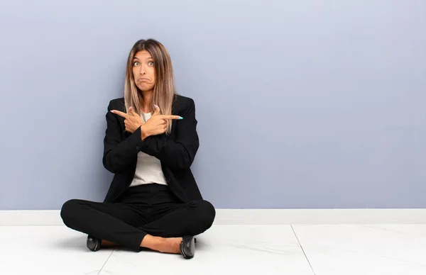 Jonge Mooie Vrouw Kijken Verbaasd Verward Onzeker Wijzen Tegengestelde Richting — Stockfoto