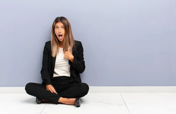 Junge Hübsche Frau Schaut Schockiert Und Überrascht Mit Weit Aufgerissenem — Stockfoto