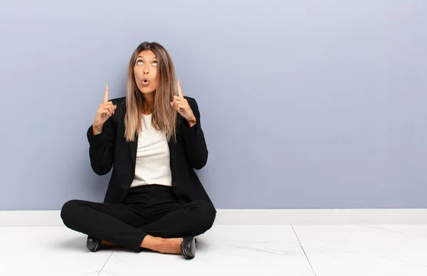 Jong Mooi Vrouw Gevoel Ontzagwekkend Open Mond Wijzen Omhoog Met — Stockfoto