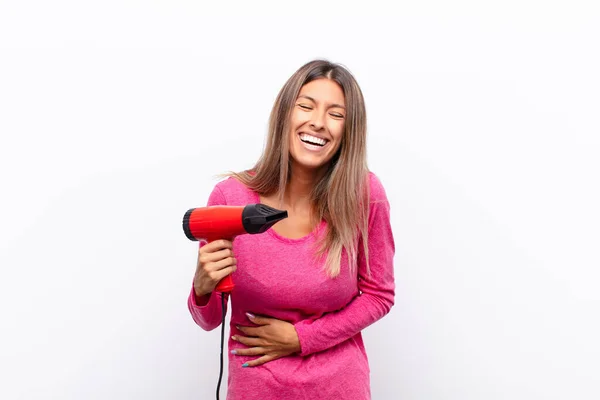 Jovem Mulher Bonita Rindo Voz Alta Alguma Piada Hilariante Sentindo — Fotografia de Stock