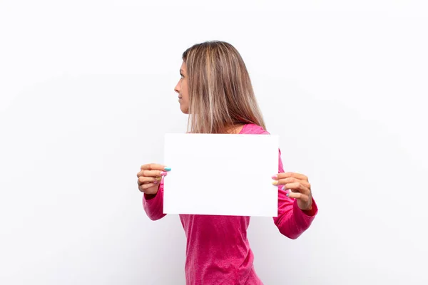 Jovem Bonita Mulher Visão Perfil Olhando Para Copiar Espaço Frente — Fotografia de Stock