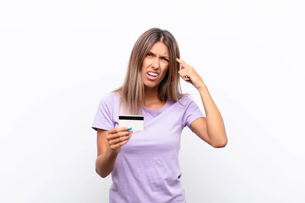 Giovane Bella Donna Sente Confuso Perplesso Mostrando Che Sei Pazzo — Foto Stock