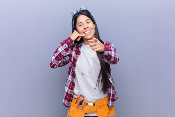 Junge Lateinische Frau Lächelt Fröhlich Und Zeigt Die Kamera Während — Stockfoto