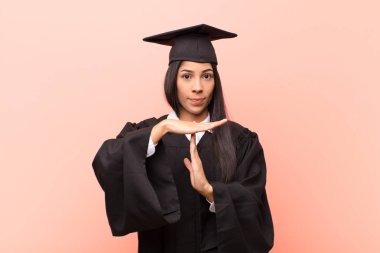 Genç Latin kız öğrenci ciddi, sert, kızgın ve canı sıkkın görünüyor.